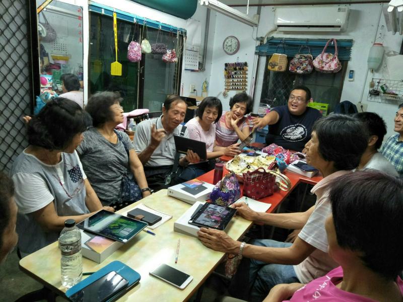 六根分班的學員們非常熱絡,雖然對平板較為陌生,但勇於嘗試