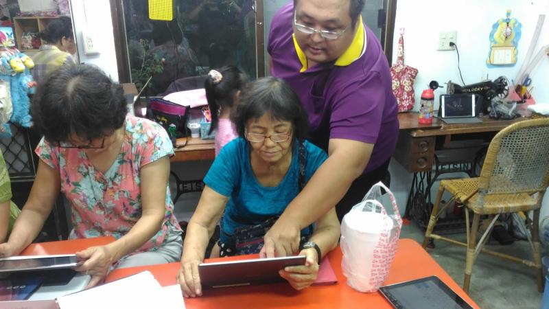 大家都很認真學習,如果不會中文輸入法的學員,也都會嘗試利用語音輸入喔! 用一些APP拍照也很好玩