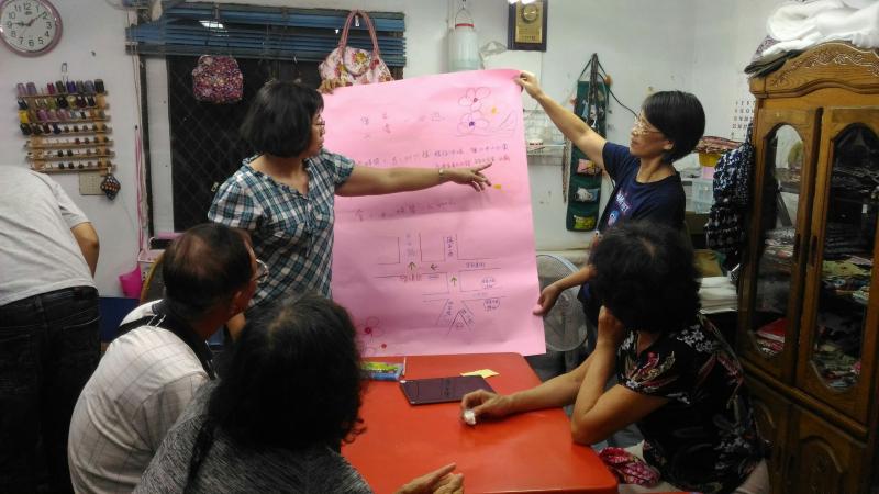 學員分組討論,並且分享各組的作業。