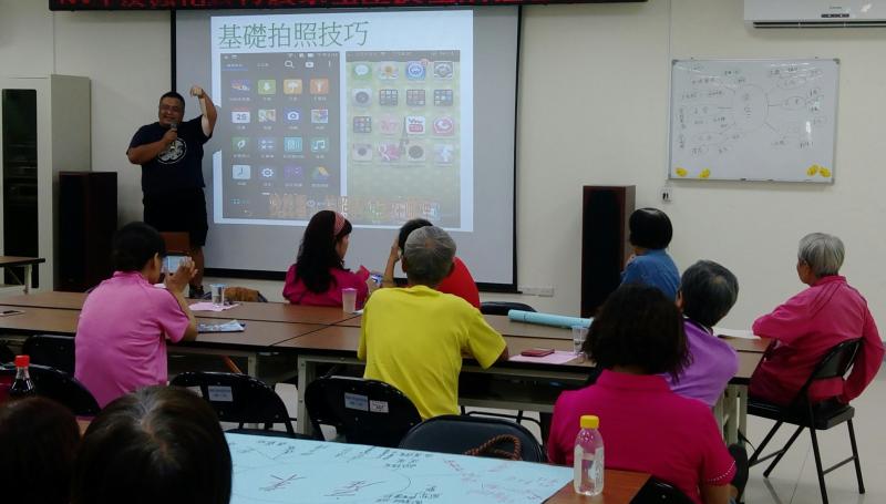 指導學員們基礎拍照技巧以及應用簡單APP
