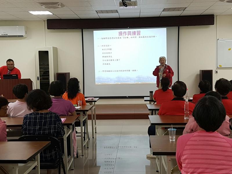 學員製作自己的簡介經歷，上台報告，讓其他學員認識自己並分享製作的靈感與方向