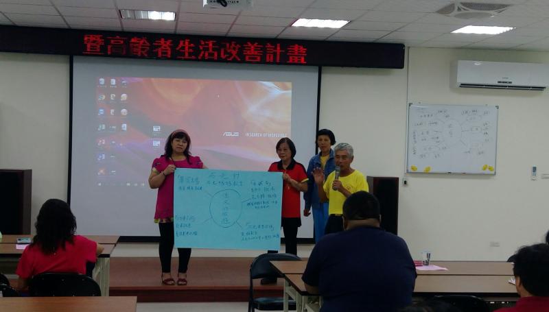 學員分工合力的完成報告，行銷自己的家鄉