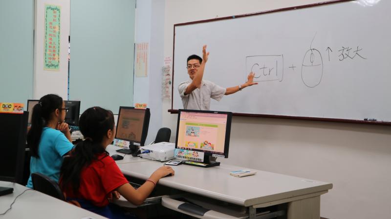 透過簡報及白板教學，讓學員更瞭解