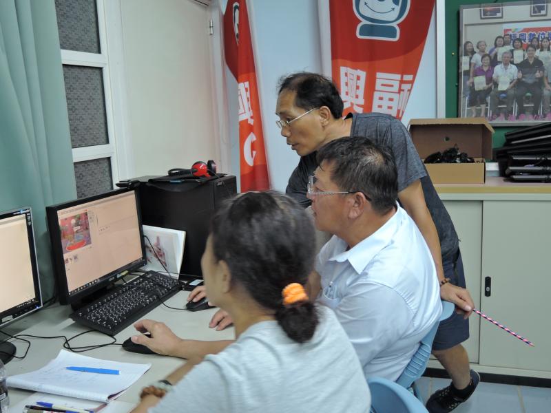 講師指導學員,