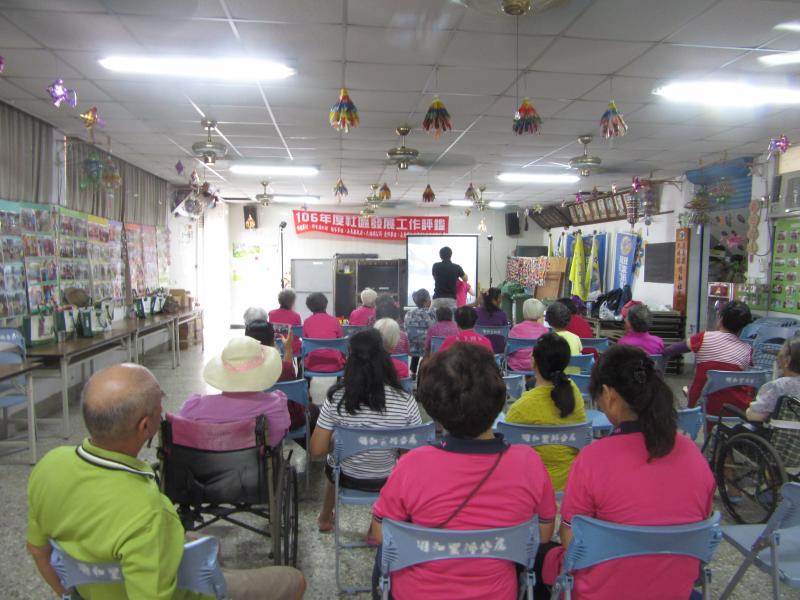 結合大林慈濟醫院的志工,協助銀髮族來學習!