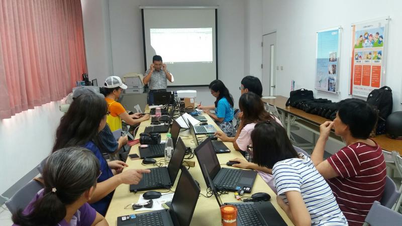 劉邦能老師說明如何將照片做成電子書