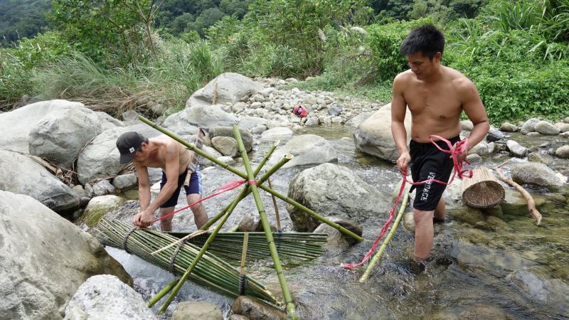狩獵達人Mama abux親自指導說明有關溪邊魚獵的技巧，主要是射魚和放置魚筌，二種常用的捕魚方式。