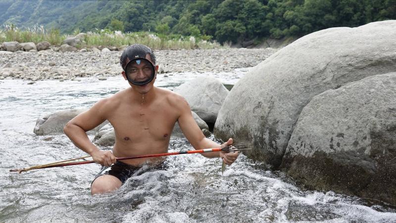 使用魚叉射魚前，先準備好工具魚叉和蛙鏡，潛入水中，尋找石縫中藏匿的溪魚。