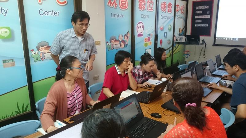 講師專注分享課程內容