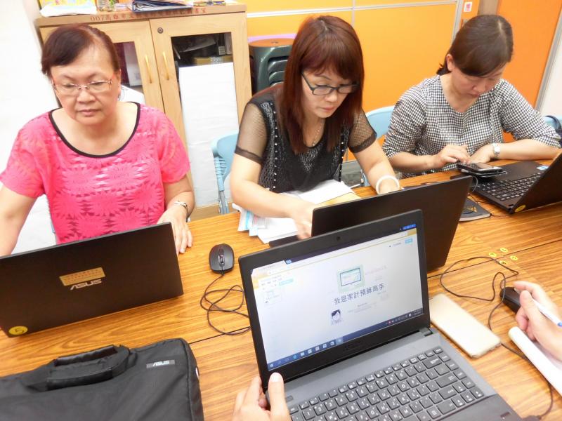 學員認真地跟著筆記重點慢慢完成練習