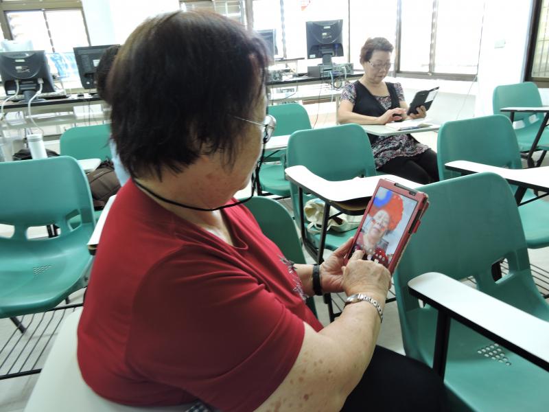 學員們看見螢幕裡被裝扮後的自己笑得合不攏嘴