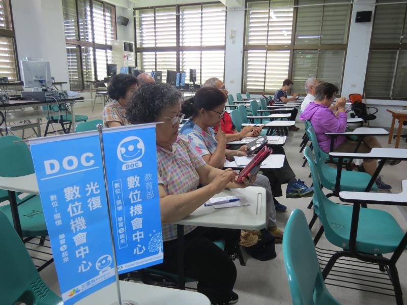 學員們運用相片組合APP幻燈片功能，做出屬於自己的生活小故事