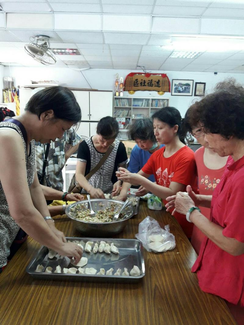 學員包水餃