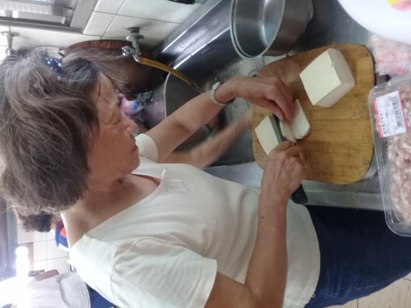 阿媽正在處理豆腐