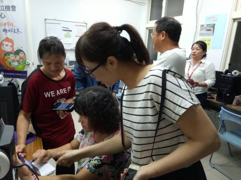 游講師與學員互動中