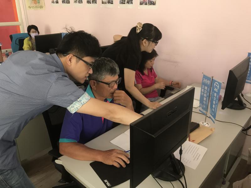 一對一協助學員解決問題
