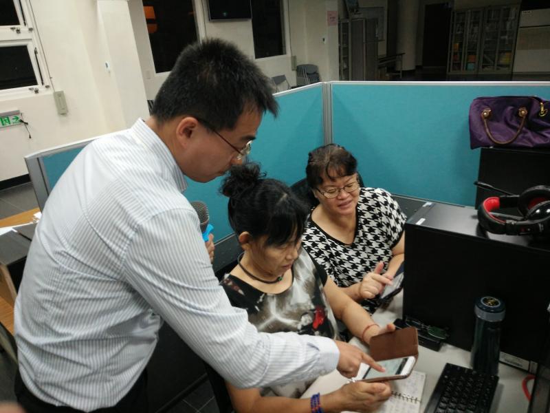 講師協助學員操作課程軟體。