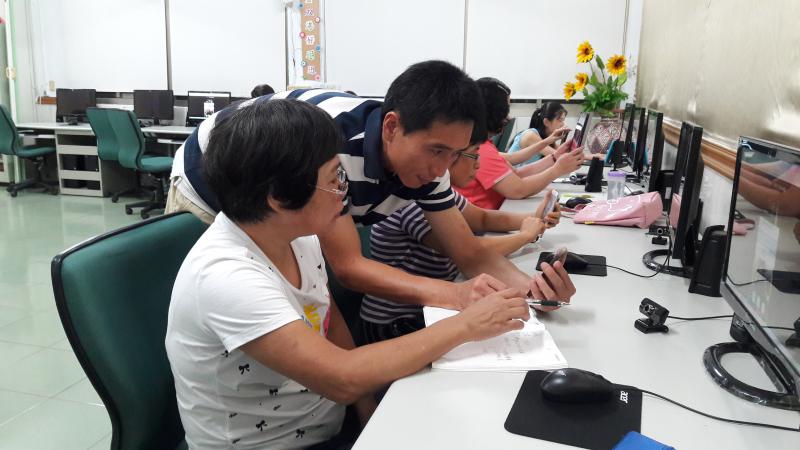老師為學員講解操作過程