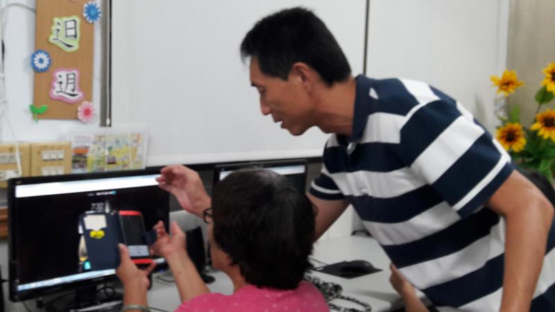 老師為學員講解如何操作APP