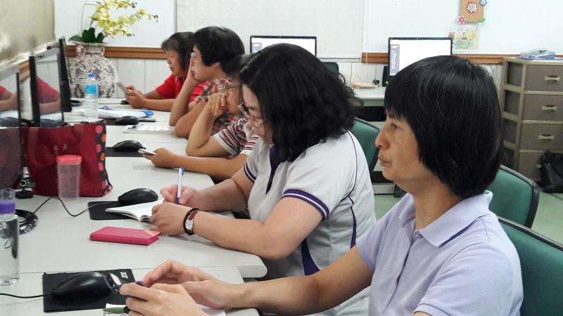學員認真聽講講師說明如何使用B612