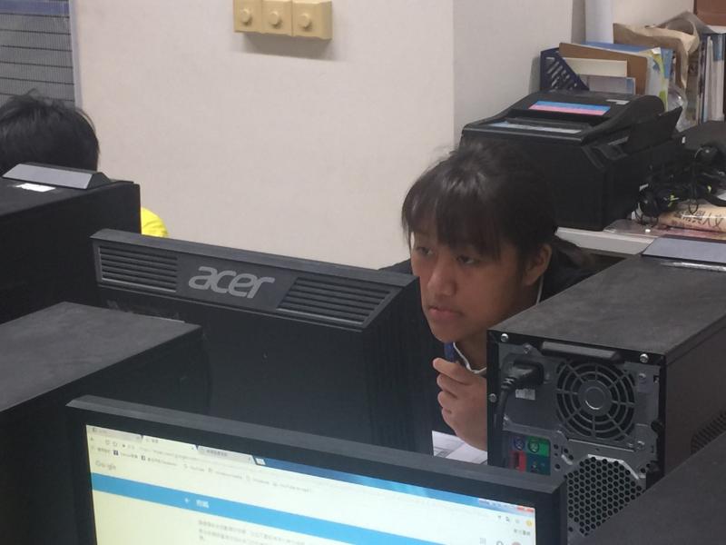 學員認真學習如何使用雲端