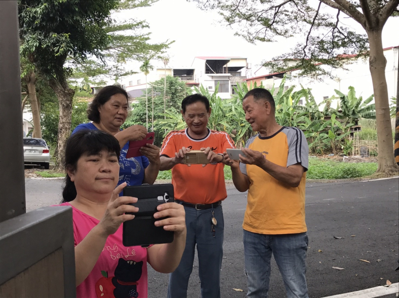 帶領學員們到戶外拍攝。