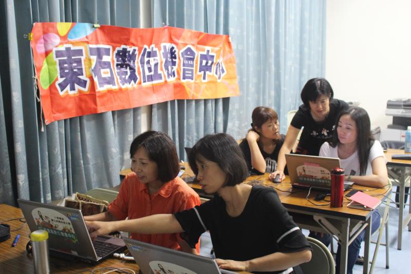 課堂上大家好認真學習