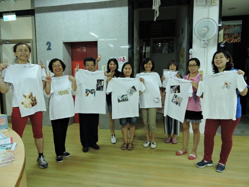 開心展示自己完成的作品，合影留念。