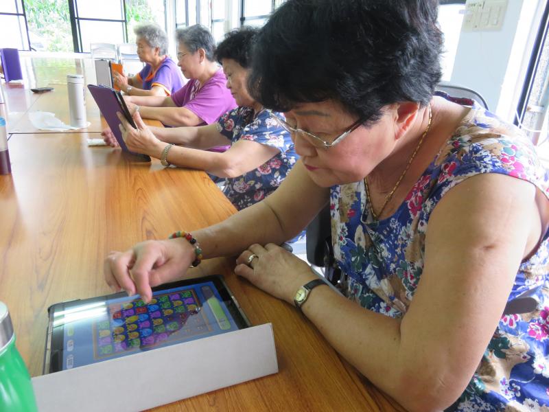 沒接觸過平板~先來體驗滑滑看