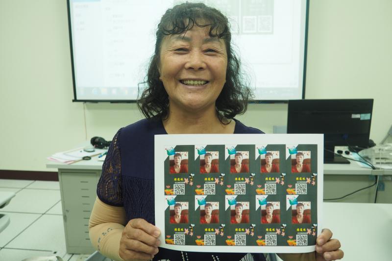 學員製作自己的專屬名片，很開心喲