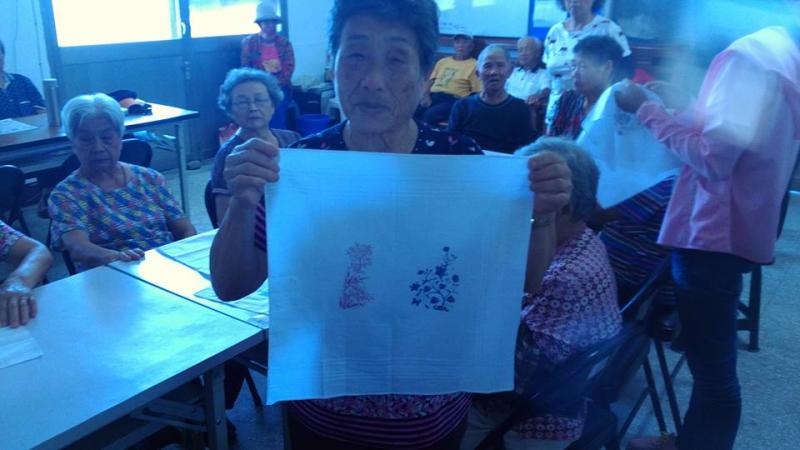 課程，將圖案轉印在手帕上，讓大家能了解，資訊在現代可以應用的情形~也讓科技更加的親近，而不是覺得很陌生~