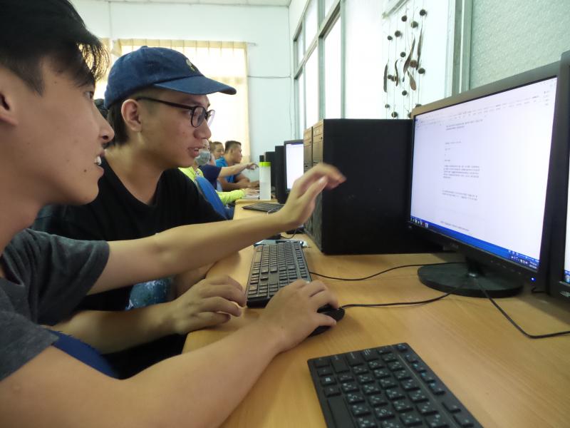 學員彼此交流學習