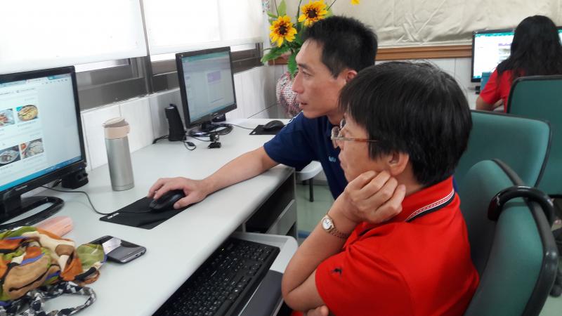 李老師為學員示範操作方法