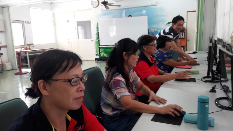 李老師教導學員如何排版