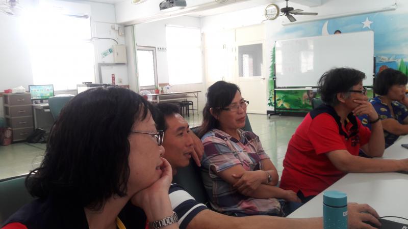 老師示範如何做好食譜排版