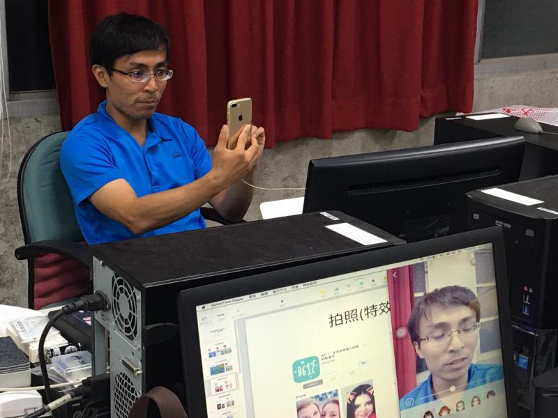 上課時，老師用手機與電腦連結，再用廣播系統分享給學員，手機軟體app的特效