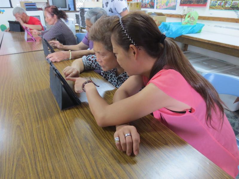 學員們很努力一字一句打字