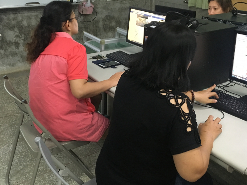 學員使用電腦練習操作