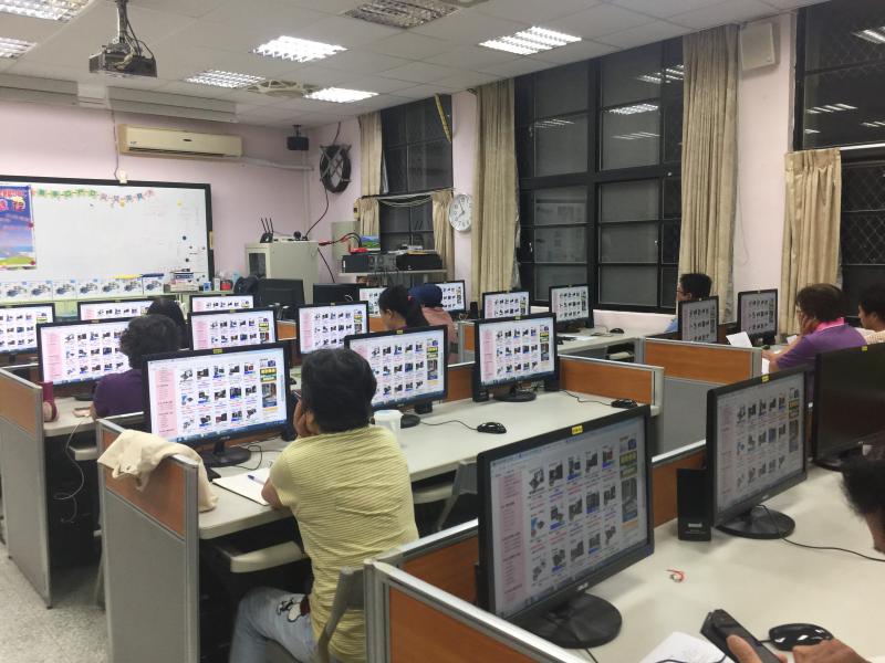 老師介紹電腦零件，並利用電腦上網查看。