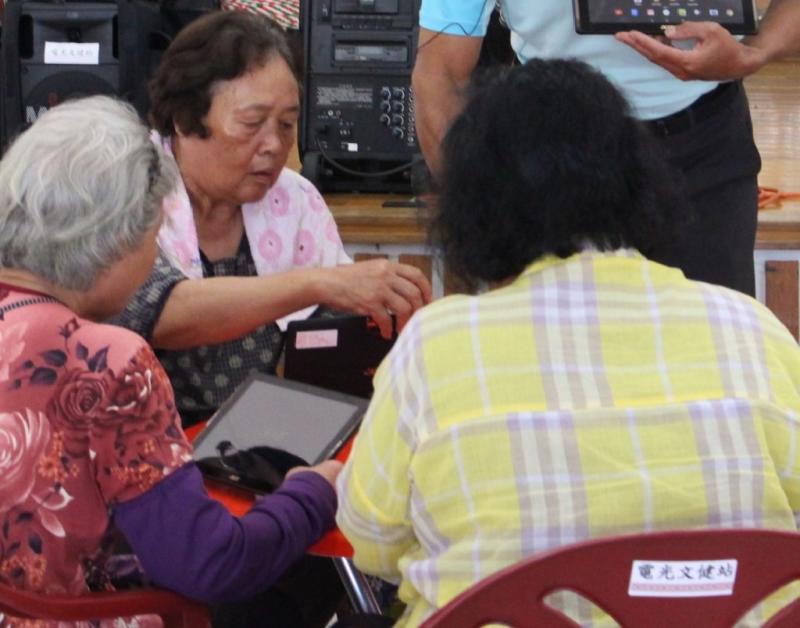 最認真的一組，不停的問不停的練習嘗試，100分啦。