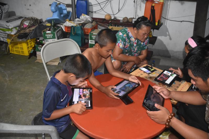 看影片還是大家的優選，聽歌的較少些。