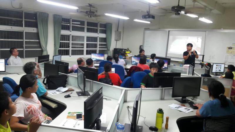 學員專注地聽老師講解課程