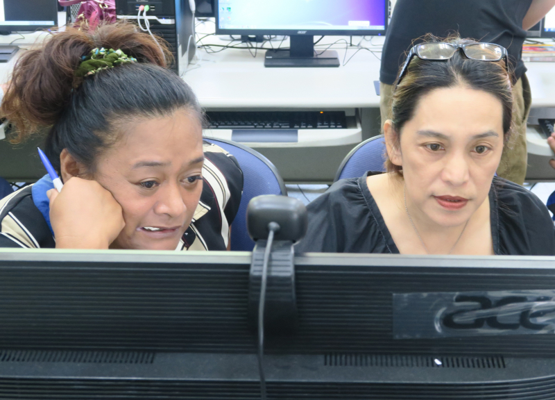 兩位學員互相討論、研究，要讓成品內容更豐富。