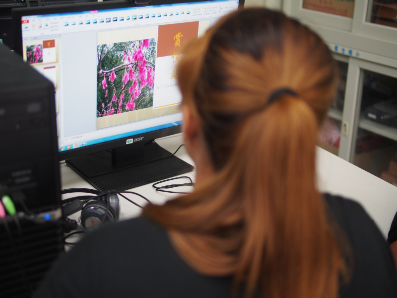 學員自己準備照片，透過文字與排版，逐漸完成屬於自己的作品。