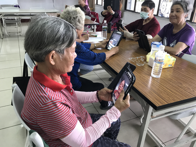 學員用平板拍攝練習