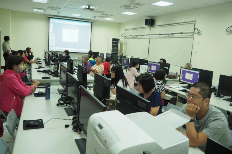 老師介紹色彩配色、對比色、類似色…等，讓學員對色彩有初步的認識，也教導非常好色軟體操作