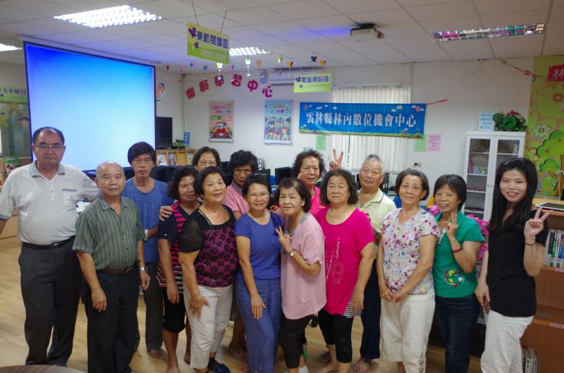 上課笑嗨嗨，   下課呵呵笑，   微笑多一點，   快樂多一點。 