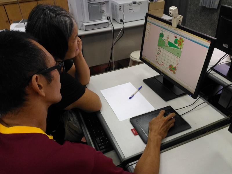 學員一同製作Google月曆，並一同討論