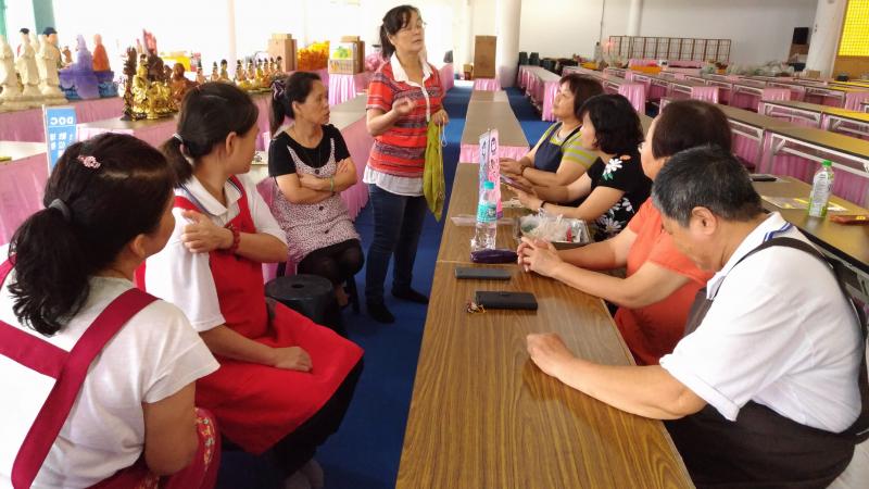 老師仔細講解課程步驟