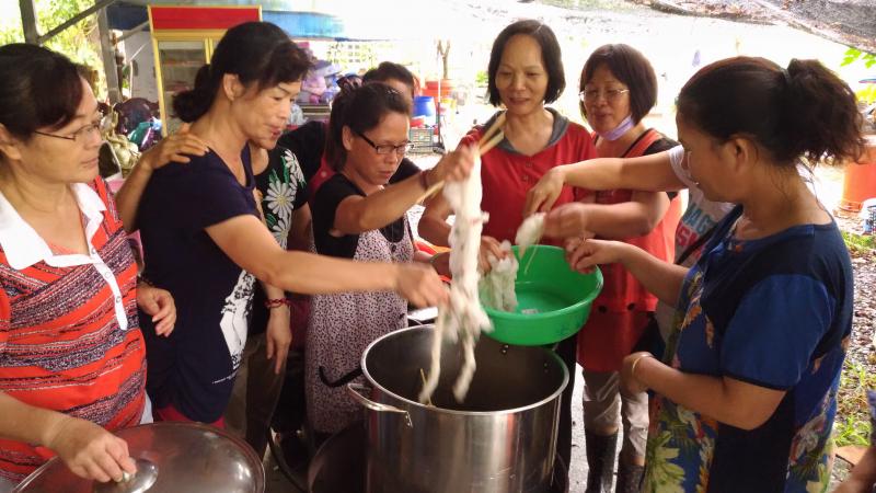 講師向學員示範操作過程